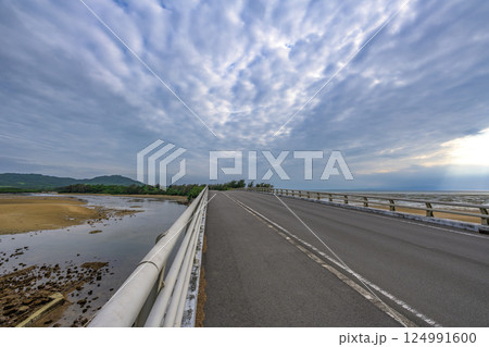 名蔵大橋の上から望む石垣島の美しい干潟と夕焼け空の絶景 124991600