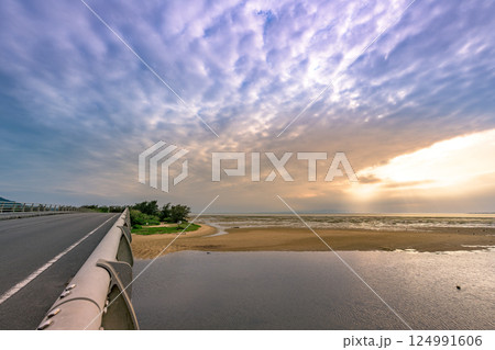 名蔵大橋の上から望む石垣島の美しい干潟と夕焼け空の絶景 名蔵大橋の上から望む石垣島の美しい干潟と夕焼け空の絶景 124991606
