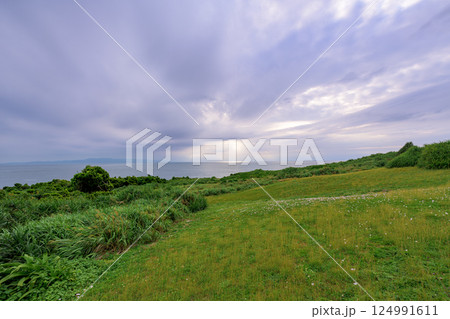 御神崎の草原から望む海と空に心癒される石垣島の絶景 御神崎の草原から望む海と空に心癒される石垣島の絶景 124991611