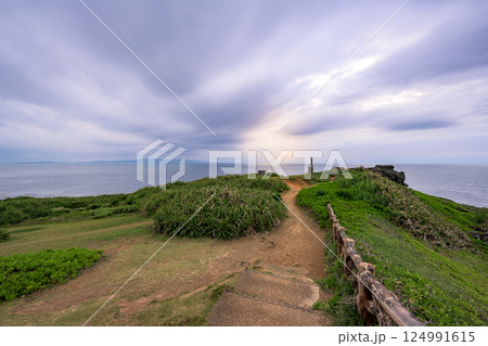 石垣島の御神崎から望む海と空の壮大なパノラマ風景 124991615