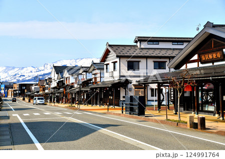 三国街道 塩沢宿 牧之通り/湯沢町方向を望む(新潟県南魚沼市)【2025.3】 三国街道 塩沢宿 牧之通り/湯沢町方向を望む(新潟県南魚沼市)【2025.3】 124991764