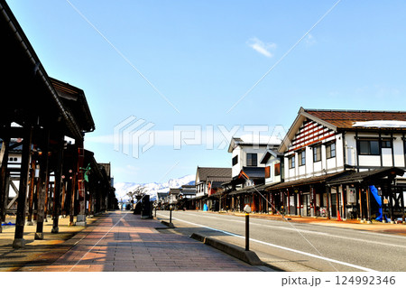 三国街道 塩沢宿 牧之通り／湯沢町方向を望む(新潟県南魚沼市)【2025.3】 124992346