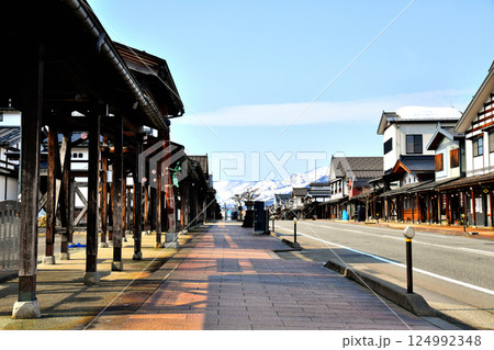 三国街道 塩沢宿 牧之通り／湯沢町方向を望む(新潟県南魚沼市)【2025.3】 124992348