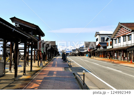 三国街道 塩沢宿 牧之通り／湯沢町方向を望む(新潟県南魚沼市)【2025.3】 124992349