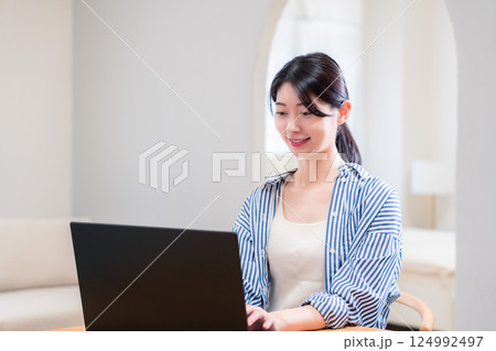 生き生きと在宅勤務をする若い女性 生き生きと在宅勤務をする若い女性 124992497