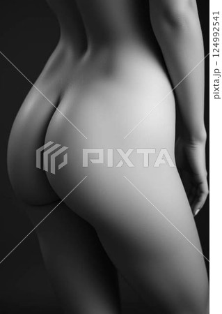 モノクロの女性のお尻 124992541