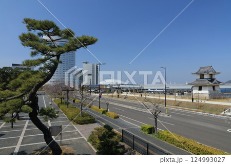 高松城跡の月見櫓から見る水城通りと時報鐘、サンポートのホテルクレメント高松や穴吹アリーナ香川も見える 高松城跡の月見櫓から見る水城通りと時報鐘、サンポートのホテルクレメント高松や穴吹アリーナ香川も見える 124993027