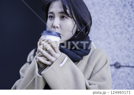 ホットドリンクを持つ女性 ホットドリンクを持つ女性 124993171
