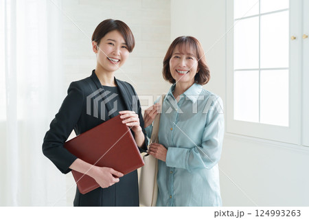 プランナーとシニア女性の客 124993263