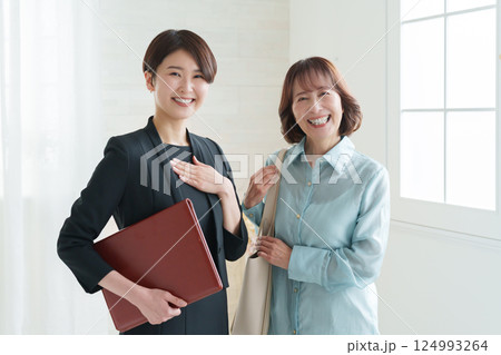 プランナーとシニア女性の客 124993264