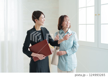 プランナーとシニア女性の客 プランナーとシニア女性の客 124993265