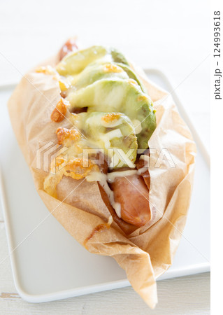 美味しいアボカドチーズソーセージドッグ 124993618