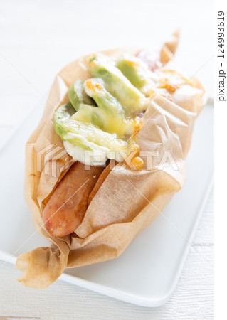 美味しいアボカドチーズソーセージドッグ 124993619