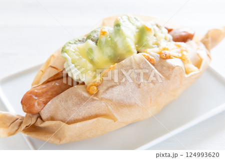美味しいアボカドチーズソーセージドッグ 美味しいアボカドチーズソーセージドッグ 124993620