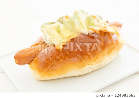 美味しいアボカドチーズソーセージドッグ 124993663
