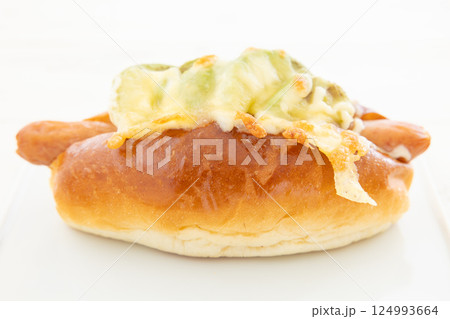美味しいアボカドチーズソーセージドッグ 124993664