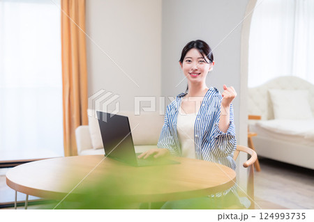 自宅で笑顔でリモート会議に参加する若い女性 124993735