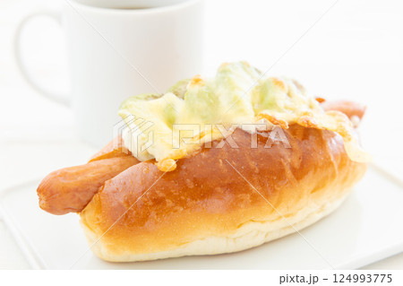 美味しいアボカドチーズソーセージドッグとホットコーヒー 124993775