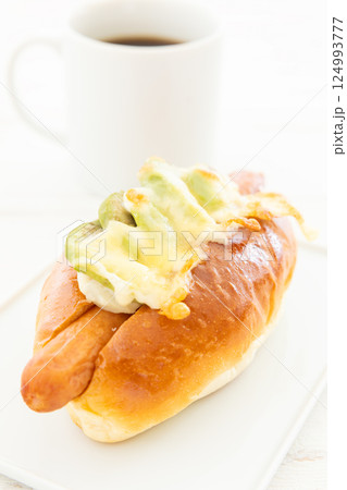 美味しいアボカドチーズソーセージドッグとホットコーヒー 美味しいアボカドチーズソーセージドッグとホットコーヒー 124993777