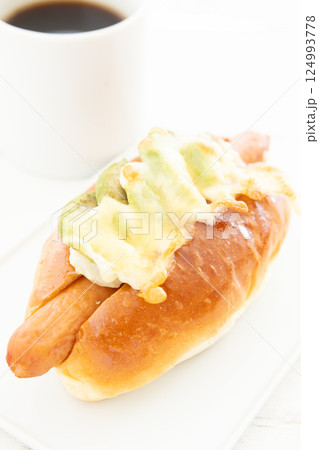 美味しいアボカドチーズソーセージドッグとホットコーヒー 124993778
