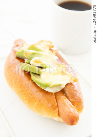 美味しいアボカドチーズソーセージドッグとホットコーヒー 124993779