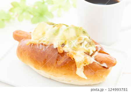 美味しいアボカドチーズソーセージドッグとホットコーヒー 美味しいアボカドチーズソーセージドッグとホットコーヒー 124993781