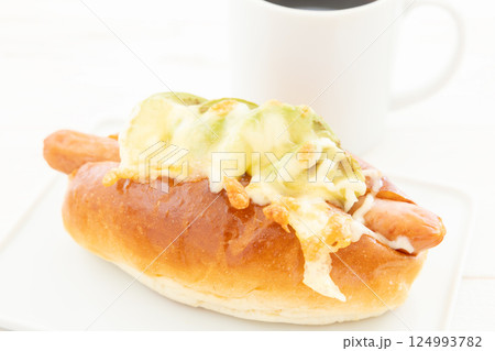 美味しいアボカドチーズソーセージドッグとホットコーヒー 124993782