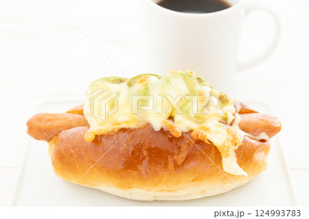 美味しいアボカドチーズソーセージドッグとホットコーヒー 124993783