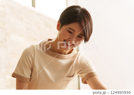 働くエステティシャン 124993930