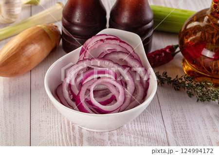 Sliced red onion rings heap 124994172