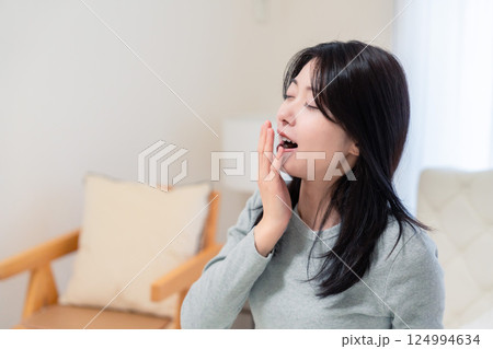 ベッドで目覚める若い女性 124994634