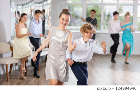 Boy and girl dancing twist in studio 124994940