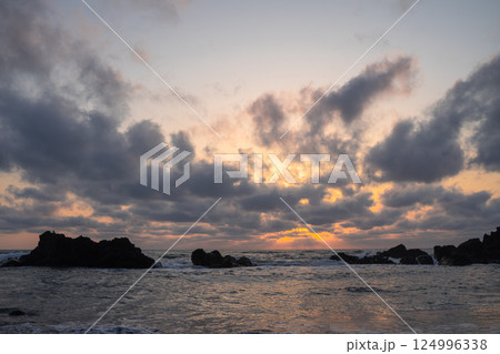雲の切れ間から差し込む太陽の光 124996338