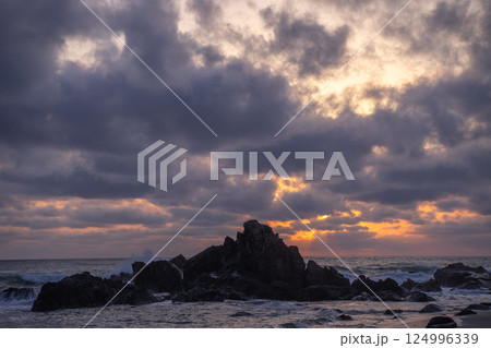 海に沈む夕日 海に沈む夕日 124996339