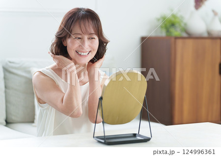 ヘアケアをするシニア女性（髪の毛・美容） 124996361