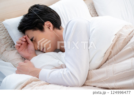 ベッドで眠る男性 ベッドで眠る男性 124996477