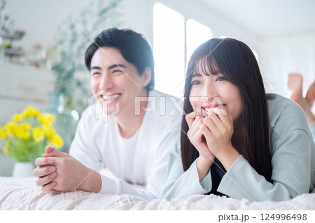 並んで笑顔の男女 並んで笑顔の男女 124996498