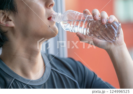 ジムで水を飲む男性 ジムで水を飲む男性 124996525