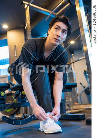 ジムで靴を履く男性 124996536