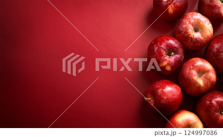 俯瞰の真っ赤なりんご 赤背景 俯瞰の真っ赤なりんご 赤背景 124997086