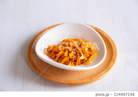 面取りしたカボチャの切れはしのキンピラ 面取りしたカボチャの切れはしのキンピラ 124997198