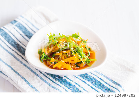 面取りしたカボチャの切れはしと豆苗の和え物 面取りしたカボチャの切れはしと豆苗の和え物 124997202