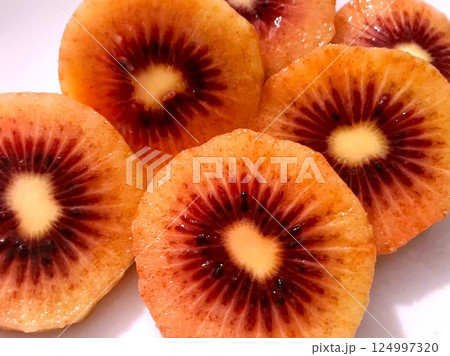 皮を剥いたキウイ（ルビーレッド）をスライスカットした断面が美しいので拡大してみた9 124997320