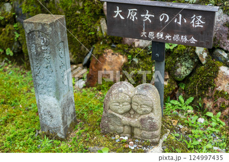 大原女の小径の標識と石像 大原女の小径の標識と石像 124997435