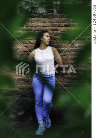 Behind the leaves on the wall 124997658