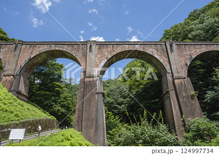 晴天の碓氷峠、旧信越線にかかるレンガ造りの眼鏡橋 晴天の碓氷峠、旧信越線にかかるレンガ造りの眼鏡橋 124997734