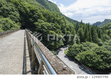 晴天の碓氷峠、旧信越線にかかるレンガ造りの眼鏡橋の橋上 124997740