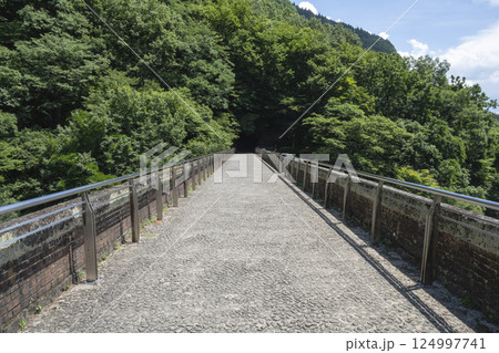 晴天の碓氷峠、旧信越線にかかるレンガ造りの眼鏡橋の橋上 晴天の碓氷峠、旧信越線にかかるレンガ造りの眼鏡橋の橋上 124997741
