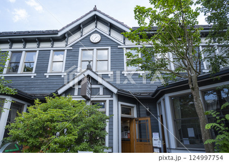 旧軽井沢ぎんざの軽井沢観光会館のレトロな建物 旧軽井沢ぎんざの軽井沢観光会館のレトロな建物 124997754