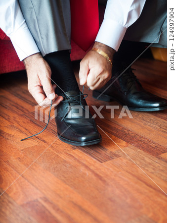 Man tying the laces 124997904